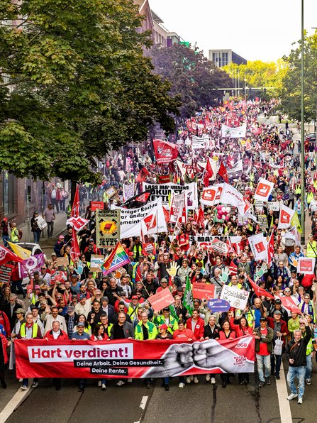 Eine Demonstration zieht durch eine Essener Straße; von erhöhter Perspektive sind die dicht gedrängte Menge und viele Fahnen und Plakate zu sehen.