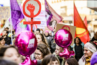 Foto von Menschen, pinken DGB-Frauen-Luftbaloons und Flaggen während einer Veranstaltung am Internationalen Frauentags 2024