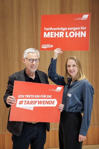 Foto von Carsten Sieling (SPD), ehemaliger Bremer Bürgermeister, und Isabel Winzer, Arbeitskammer des Saarlandes,, die beide Plakates des DGB halten mit den Aufschriften "Ich trete ein für die #Tarifwende" und "Tarifverträge sorgen für mehr Lohn".  