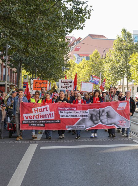 Elke Hannack steht in der ersten Reihe einer Leipziger Demonstration hinter dem Banner „Hart verdient! Deine Arbeit. Deine Gesundheit. Deine Rente.“