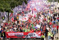 Blick von oben auf eine große Demonstration in Essen mit Gewerkschaftsfahnen und zahlreichen politischen Transparenten.