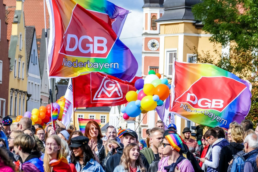Foto von Menschenmenge und wehenden bunten DGB-Regenbogenflaggen während des Christopher-Street-Days 2019 in Landshut