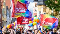 Foto von Menschenmenge und wehenden bunten DGB-Regenbogenflaggen während des Christopher-Street-Days 2019 in Landshut