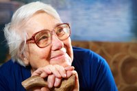 Portrait einer älteren Frau mit Brille. 