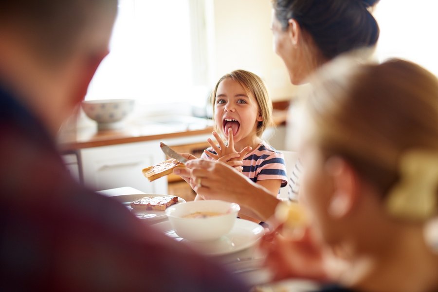 Foto einer Familie beim gemeinsamen Frühstück. 