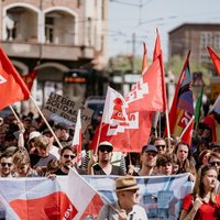 Menschen auf dem Marktplatz von Halle an der Saale mit Gewerkschaftsfahnen