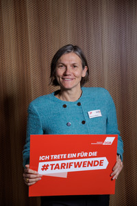 Christiane Benner, die ein Plakat hält mit der Aufschrift "Ich trete ein für die Tarifwende"