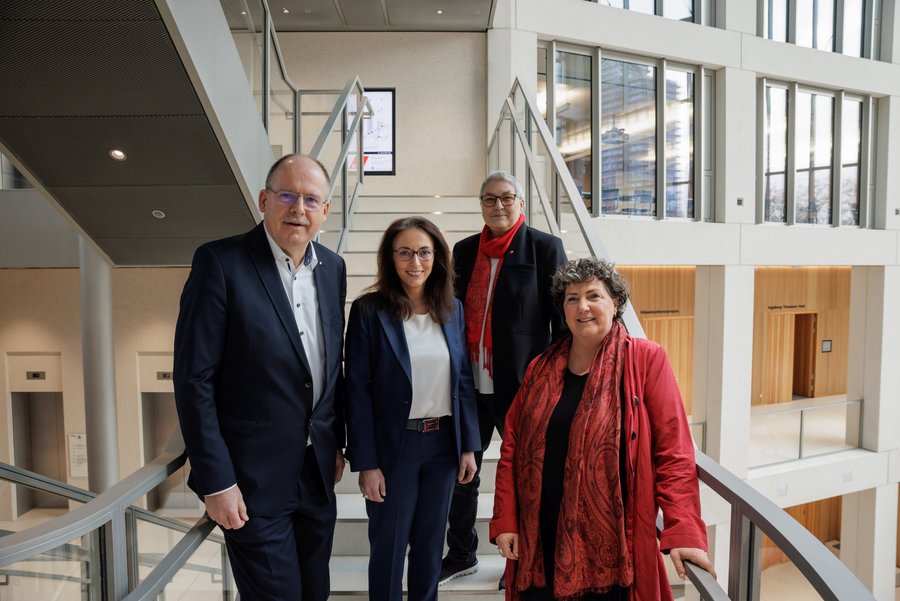 Der Geschäftsführende Bundesvorstand des DGB. Von links: Stefan Körzell,  Yasmin Fahimi (Vorsitzende), Elke Hannack (stellvertretende Vorsitzende)  und Anja Piel.