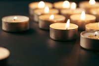 Ein Lichtermeer von Kerzen, die Trauer symbolisieren