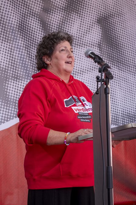Anja Piel, Mitglied des DGB-Bundesvorstands, spricht beim Aktionstag „Hart verdient“ am Redepult.
