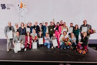  Die Preisträger*innen des Deutschen Betriebsrätepreises 2026 im Gruppenfoto