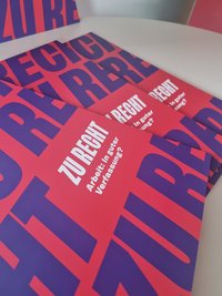 Ausgaben des Magazins "ZU RECHT" liegen nebeneinander auf einem Tisch