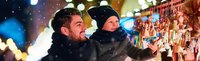 Foto von Vater und Sohn auf einem Wehnachtsmarkt. In weißer, dicker Aufschrift steht auf dem Foto: "MEHR Weihnachtsgeld mit Tarifvertrag. Werde Mitglied in deiner Gewerkschaft!"