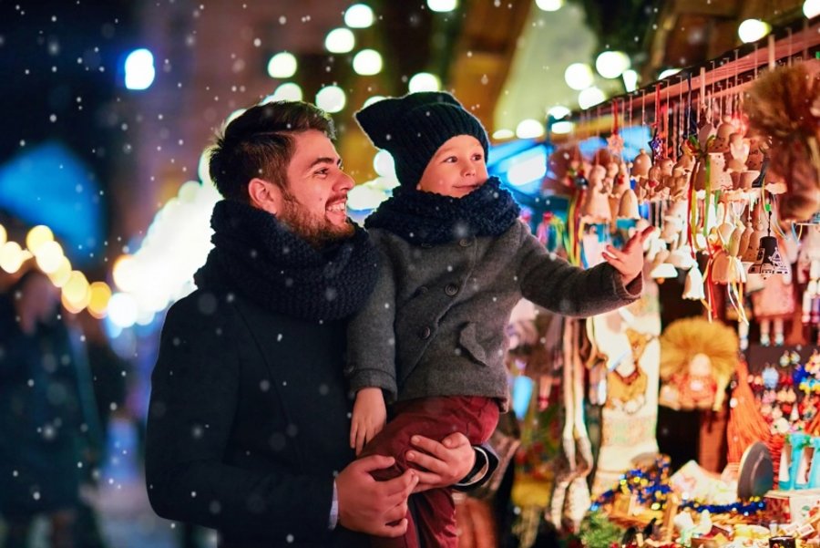 Foto von Vater und Sohn auf einem Wehnachtsmarkt. In weißer, dicker Aufschrift steht auf dem Foto: "MEHR Weihnachtsgeld mit Tarifvertrag. Werde Mitglied in deiner Gewerkschaft!"