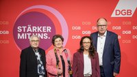 Der wiedergewählte GBV des DGB vor roter Pressewand