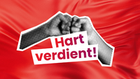 Zwei geballte Fäuste rahmen den Schriftzug „Hart verdient!" ein – ein kraftvolles Symbol für Solidarität und den Kampf um faire Löhne und gerechte Arbeitsbedingungen, vor einem leuchtend roten Hintergrund.