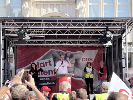 Stefan Körzell spricht beim Aktionstag in Erfurt