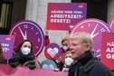 "Hände weg vom Arbeitszeitgesetz" – DGB protestiert mit Plakaten zum Auftakt der nächsten Spitzenrunde der Koalitionsverhandlungen