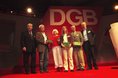 Gruppenbild der FotopreisgewinnerInnen. Drei Männer und drei Frauen stehend auf dem Podium. Im Hintergrund das DGB-Logo.