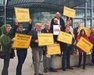  Menschenkette für bezahlbaren Wohnraum: Teilnehmer_innen halten Ortschilder verschiedener deutschen Kommunen hoch