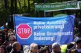 1. Mai in Berlin: Banner Keine Privatisierung der Autobahnen!