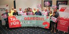 Kreis- und Stadtverbandsmitglieder der DGB-Region Rostock-Schwerin mit dem Kampagnenmotto "Tarif. Gerecht. Für alle." 