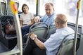 Stefan Körzell und zwei weitere Personen sitzen im Inneren des Busses und sind im Gespräch.