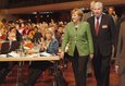 Angela Merkel und Michael Sommer gehen durch das Auditorium zur Bühne.