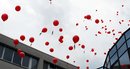 Luftballons mit Mindestlohnfiguren fliegen vor dem Estrel in den Himmel