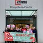 Der Betriebsrätekreis Eifel vor dem Unilux-Firmengebäude im rheinland-pfälzischen Salmtal unterstützt die Forderung nach einer Stärkung der Tarifbindung.