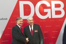 Michael Sommer schüttelt Horst Köhler zur Begrüßung die Hand, im Hintergrund das DGB-Logo