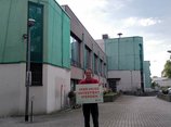 Gemeindezentrum in Wiesbaden-Nordenstadt: Philipp Jacks vom DGB mit Schild: "Hier muss investiert werden"
