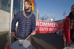 Trommeln  für die Rente vor der CDU-Zentrale