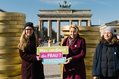 Berlins regierende Bürgermeisterin Franziska Giffey mit zwei jungen Frauen