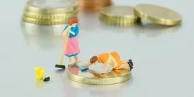 Miniatur Frauen reinigen Münze