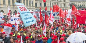 Menschenmenge Gewerkschafter Gewerkschafterinnen bei Kundgebung Demo Missbrauch von Leiharbeit und Werkverträgen beenden, München, 9.4.16